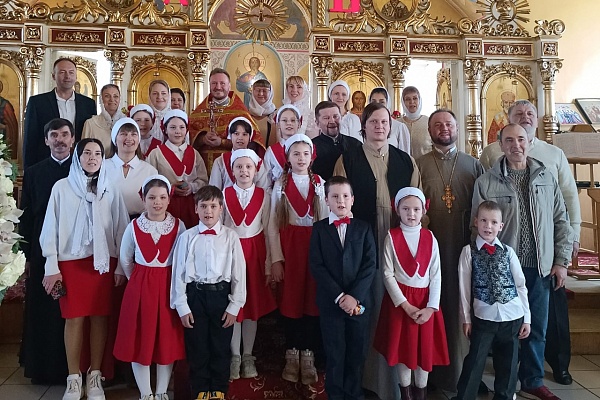 Поздравление от детского хора за утренним пасхальным богослужением