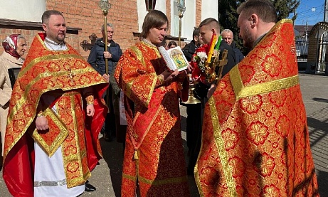 В понедельник Светлой седмицы протоиерей Александр Филиппов совершил Божественную литургию