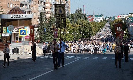 Ребята из молодежной групы нашего храма участвовали в Детском епархиальном крестном ходе перед началом учкбного года