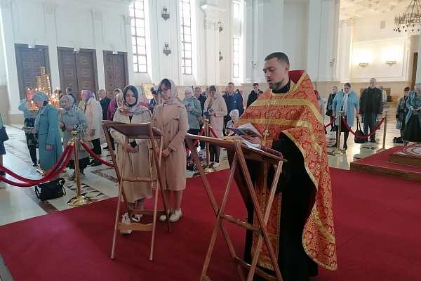 Иерей Владимир Журавлев совершил акафист великомученику Георгию Победоносцу в Кафедральном соборе