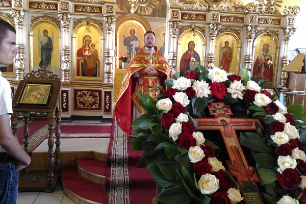 Праздник Происхождения (изнесения) Честных Древ Животворящего Креста Господня