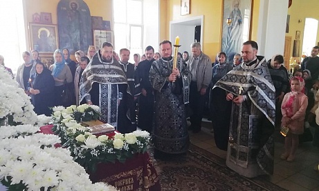 В Великий Пяток протоиерей Александр Филиппов совершил вечерню с выносом Плащаницы Спасителя