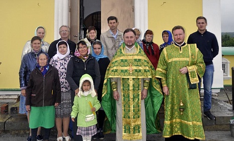 В строящемся храме в честь Святой Живоначальной Троицы в деревне Камайка был совершен водосвятный молебен