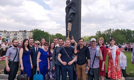 Возложение венка от Союза Православной молодёжи и Молодежного отдела епархии к монументу воинской и трудовой Славы