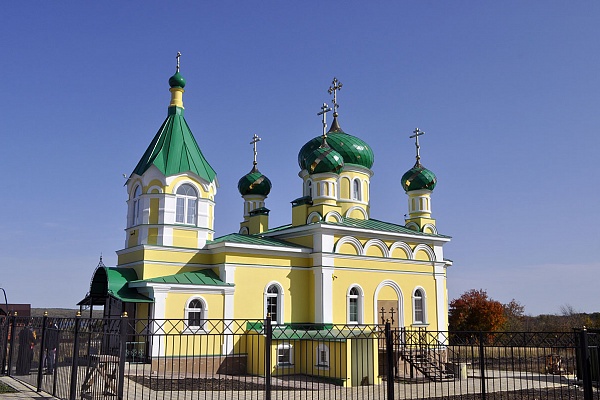 В строящемся храме в честь Святой Живоначальной Троицы в деревне Камайка был совершен водосвятный молебен