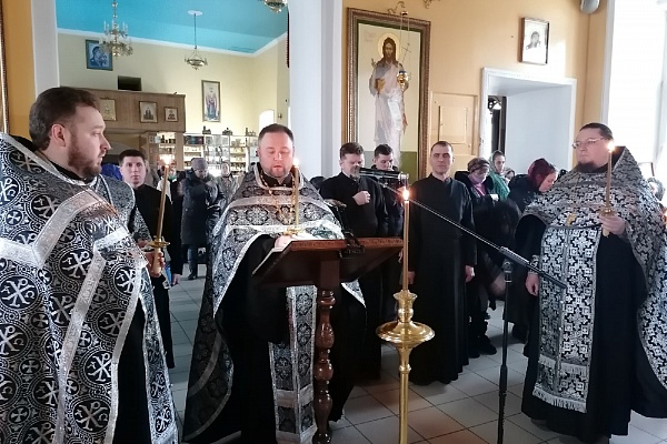 Протоиерей Александр Филиппов совершил утреню с чтением Великого канона преподобного Андрея Критского