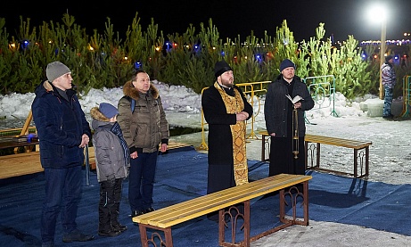 На Крещение Господне протоиерей Антоний Шварёв освятил иордань в г.Спутник