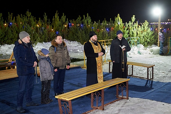 На Крещение Господне протоиерей Антоний Шварёв освятил иордань в г.Спутник