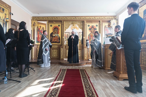 Протоиерей Александр Филиппов сослужил митрополиту Серафиму за литургией в храме святителя Иннокентия Иркутского при семинарии