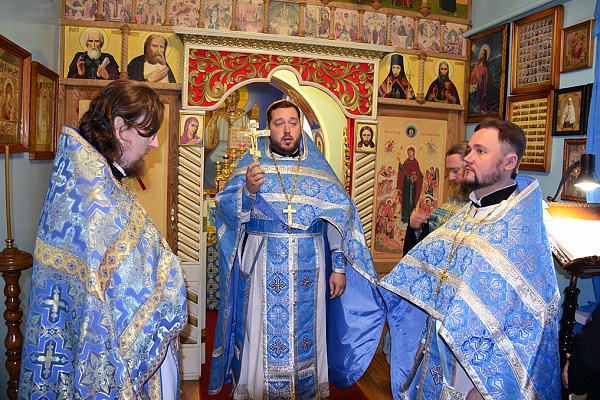 В день празднования иконы Божией Матери "Всех скорбящих радость" клирики нашего храма совершили божественную литургию в ИК-5