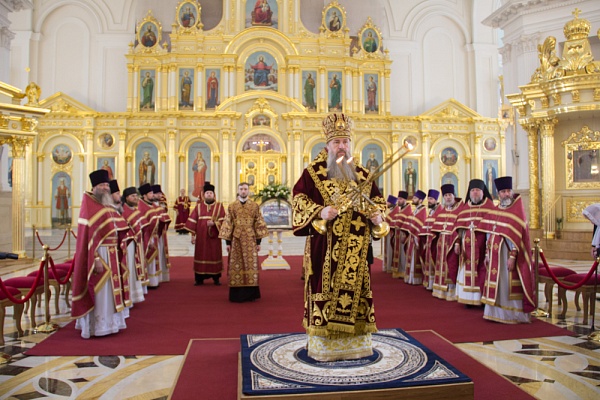 Протоиерей Александр Филиппов сослужил митрополиту Серафиму в Спасском кафедральном соборе