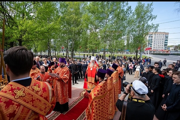 В День Победы протоиерей Александр Филиппов сослужил митрополиту Серафиму в храме Архангела Михаила города Пензы