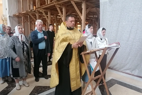 Иерей Владимир Журавлев совершил акафист святителю Тихону в Кафедральном соборе