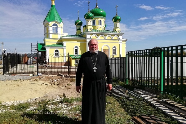 В строящемся храме в честь Святой Живоначальной Троицы в деревне Камайка был совершен водосвятный молебен