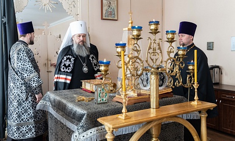 Протоиерей Александр Филиппов  сослужил  митрополиту Серафиму за литургией в храме святителя Иннокентия Иркутского при семинарии