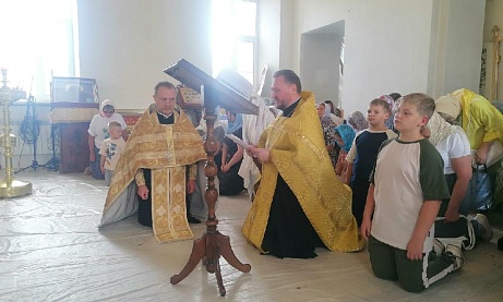 В наш храм для поклонения верующих была доставлена копия Животворящего Креста Господня, явленного в селе Годеново