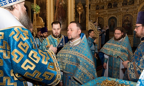 В праздник Благовещения Пресвятой Богородицы митрополит Серафим наградил протоиерея Александра Филиппова крестом с украшениями