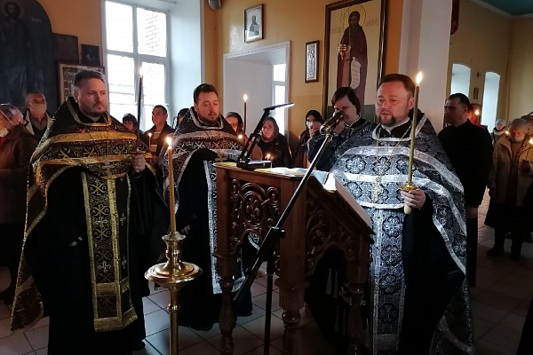 Протоиерей Александр Филиппов совершил утреню с чтением 12-ти Евангелий Страстей Христовых 