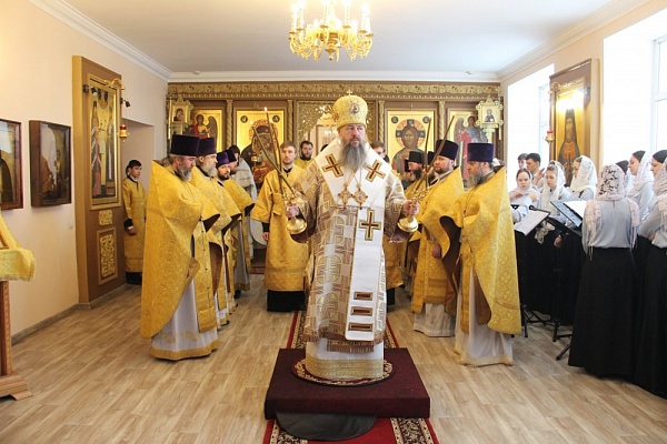 Протоиерей Александр Филиппов сослужил митрополиту Серафиму за литургией в храме святителя Иннокентия Иркутского при семинарии