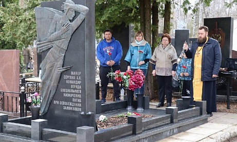 Протоиерей Антоний Шварёв совершил панихиду в день памяти Героя России Александра Сергеева