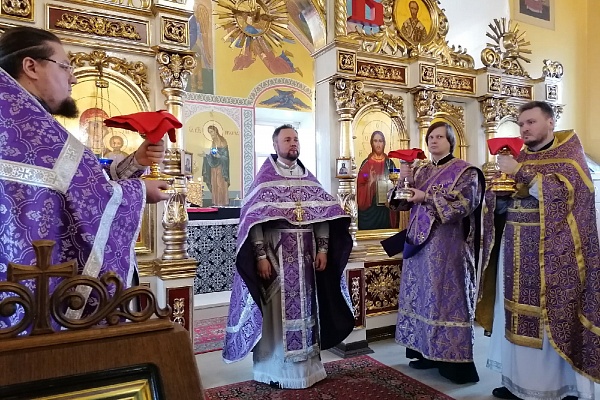 В Великий Четверг протоиерей Александр Филиппов совершил вечерню и Божественную литургию