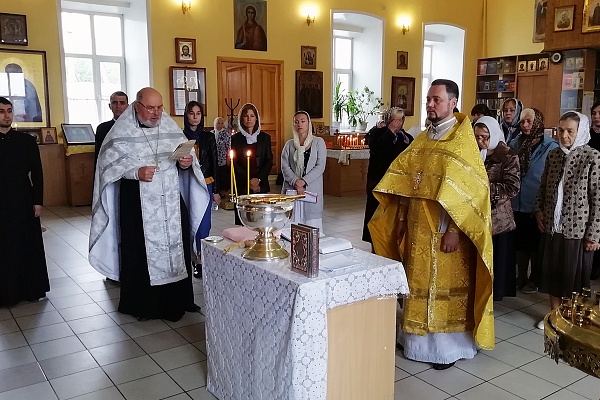 Протоиерей Александр Филиппов совершил литургию и водосвятный молебен с акафистом Божией Матери 