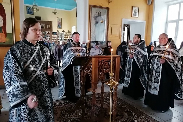  Протоиерей Александр Филиппов совершил вечерню с чином Пассии