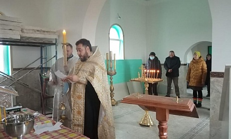 В строящемся храме в честь Святой Живоначальной Троицы в деревне Камайка  была совершена заупокойная панихида