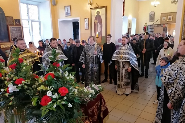 Протоиерей Александр Филиппов совершил утреню Великой Субботы с чином погребения 