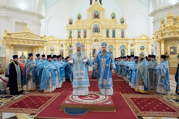  В день чествования Казанской-Пензенской иконы Божией Матери протоиерей Александр Филиппов сослужил митрополитам Кириллу и Серафиму за литургией в Спасском кафедральном соборе  