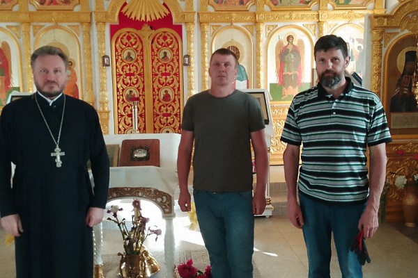 Иерей Сергий Карасёв с волонтёрами отправили крещенскую воду для бойцов СВО