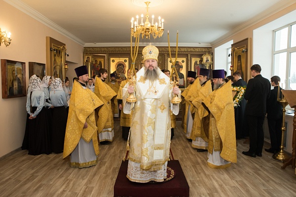 Протоиерей Александр Филиппов  сослужил  митрополиту Серафиму за литургией в храме святителя Иннокентия Иркутского при семинарии