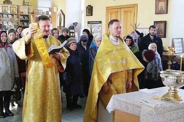 Протоиерей Александр Филиппов совершил литургию и водосвятный молебен с акафистом Божией Матери 