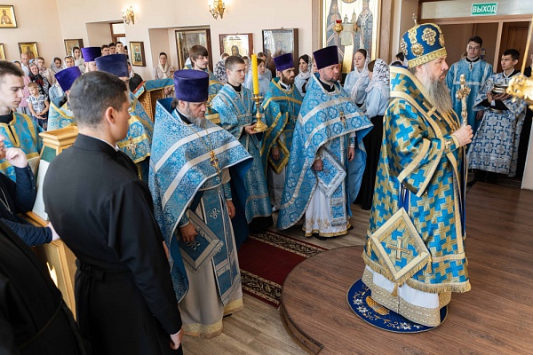   Протоиерей Александр Филиппов сослужил митрополиту Серафиму за литургией в храме святителя Иннокентия Иркутского при Пензенской духовной семинарии 