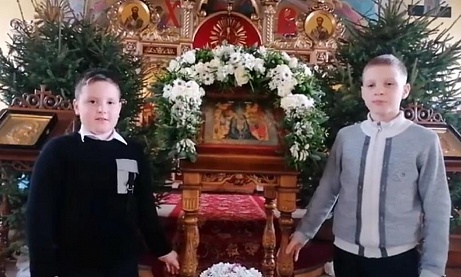 Воспитанники воскресной школы "Азбука веры" поздравили прихожан храма с праздником Крещение Господне.