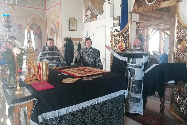 Протоиерей Александр Филиппов совершил Божественную Литургию Преждеосвященных Даров