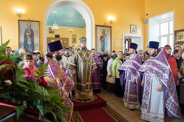 В Неделю Крестопоклонную митрополит Серафим совершил Литургию в нашем храме