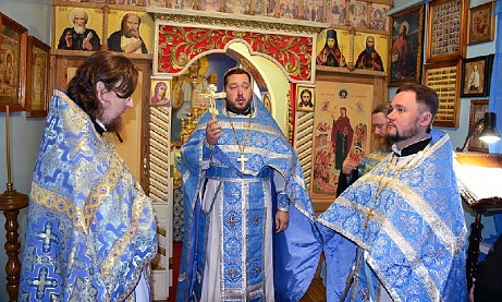 В день празднования иконы Божией Матери "Всех скорбящих радость" клирики нашего храма совершили божественную литургию в ИК-5