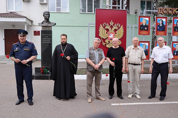 Протоиерей Антоний Шварев совершил панихиду в день памяти Героя России Александра Сергеева