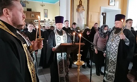 Протоиерей Александр Филиппов совершил повечерие с чтением Великого канона преподобного Андрея Критского