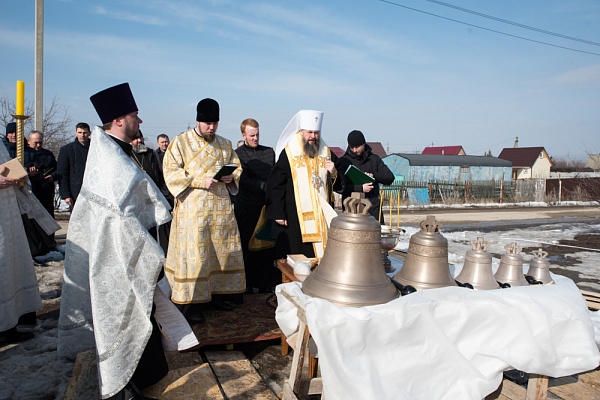 Митрополит Серафим освятил колокола для строящегося храма Святой Живоначальной Троицы в деревне Камайка