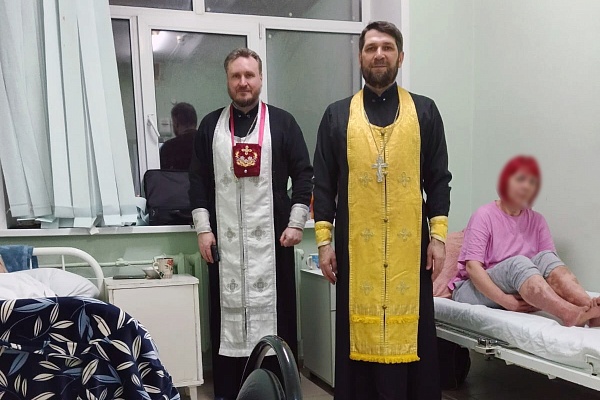 Священники посетили раненых во время специальной военной операции военнослужащих