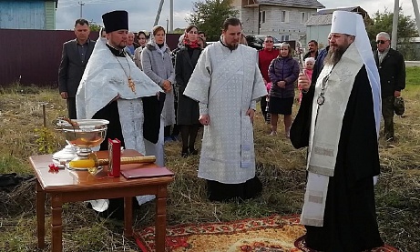 Митрополит Серафим освятил место под строительство храма в честь Святой Живоначальной Троицы в селе Камайка