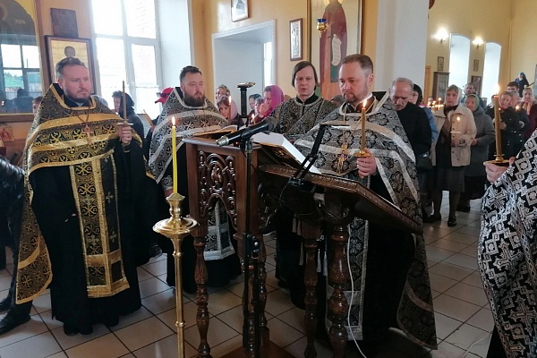 Протоиерей Александр Филиппов совершил утреню с чтением 12-ти Евангелий Страстей Христовых