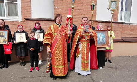 В понедельник Светлой седмицы протоиерей Александр Филиппов совершил Божественную литургию
