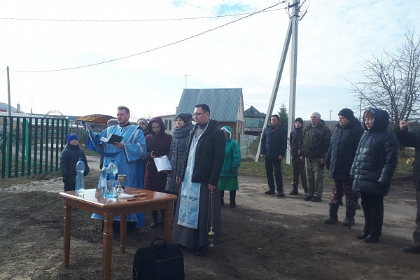 Иерей Алексий Карасёв совершил водосвятный молебен около строящегося храма Живоначальной Троицы в селе Камайка