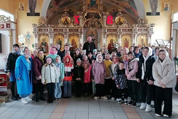 В День Победы школьники со своими родителями посетили Никольский храм