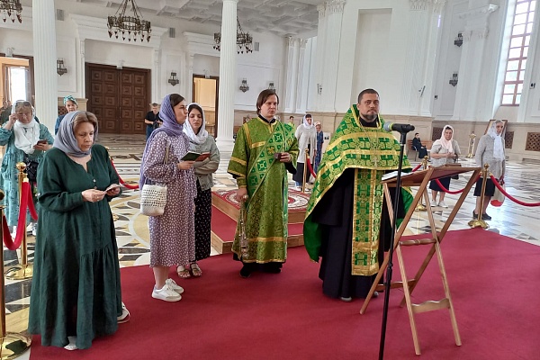 Иерей Владимир Журавлев совершил акафист блаженной Матроне Москвой в Кафедральном соборе 