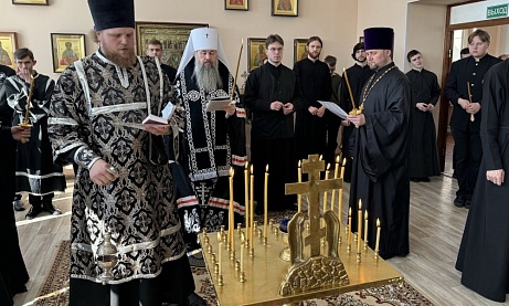 Во вторник первой седмицы Великого поста протоиерей Александр Филиппов сослужил митролиту Серафиму за великопостным богослужением в храме во имя святителя Иннокентия Иркутского при Пензенской духовной семинарии