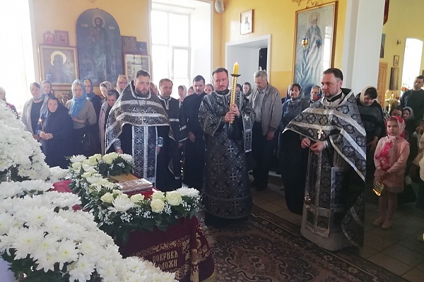 В Великий Пяток протоиерей Александр Филиппов совершил вечерню с выносом Плащаницы Спасителя